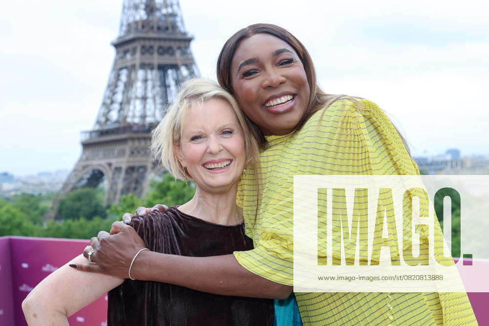 And just like thatÖ premiere in front of the Eiffel Tower Avant premiere de Lilo Stitch devant la tour Eiffel Cynthia Nixon et Venus Williams 445258 2000 01 01 Paris France