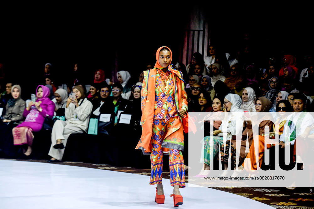 (250528) -- JAKARTA, May 28, 2025 -- A model presents a creation at the Indonesia Fashion Week 2025 at Jakarta Convention Center in Jakarta, Indonesia, May 28, 2025. ) INDONESIA-JAKARTA-INDONESIA FASHION WEEK 2025 AgungxKuncahyaxB.