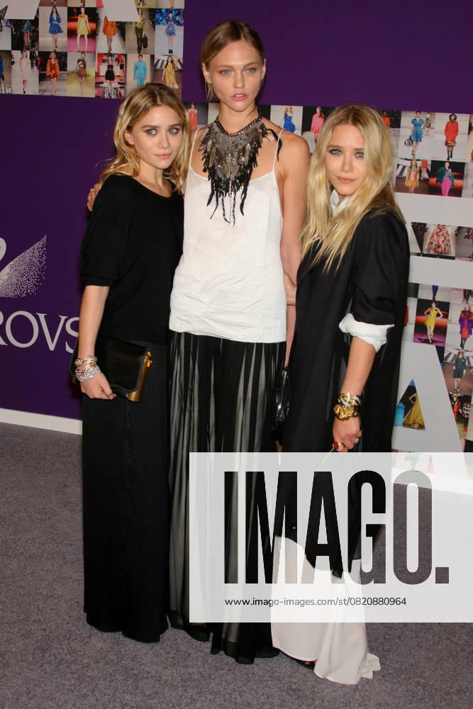 2010 CFDA Fashion Awards at Alice Tully Hall - Lincoln Center ASHLEY OLSEN, SASHA PIVOVAROVA & MARY-KATE OLSEN The 2010 CFDA Fashion Awards at Alice Tully Hall - Lincoln Center, New York, NY, USA. June 7th, 2010 full length blue black white grey gray silver skirt dress twins sisters family necklace CAP LNC TOM TOM LNC New York NY united States