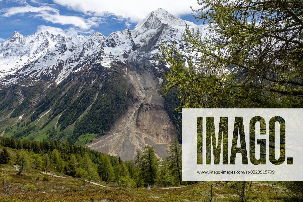 Schweiz, Blatten im Lötschental nach Felssturz CATASTROPHE BLATTEN PHOTOPQR LE DAUPHINE Tom Pham Van Suu 29 05 2025 A Blatten Confédération Helvétique , le 29 mai 2025 On May 28, 2025, a collapsing glacier buried the village of Blatten, with its 300 inhabitants, in the Lötschental Three million cubic meters of ice and rubble completely destroyed the village, The precise causes of the disaster are still unknown, but political and security officials insist that it is the result of climate change. Photo Tom Pham Van Suu Le Dauphiné Libéré Blatten, one day after a massive avalanche, triggered by the collapse of the Birch Glacier, shows the lake forming against the mass of mud covering the village of Blatten, Switzerland, 29 May 2025 One person went missing, and numerous houses were destroy