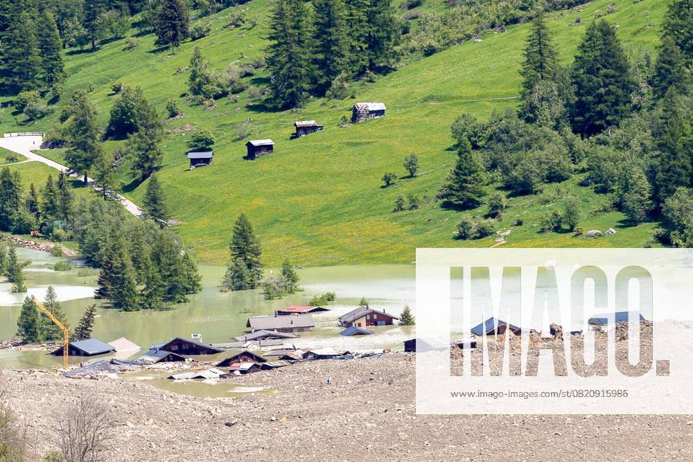 Schweiz, Blatten im Lötschental nach Felssturz CATASTROPHE BLATTEN PHOTOPQR LE DAUPHINE Tom Pham Van Suu 29 05 2025 A Blatten Confédération Helvétique , le 29 mai 2025 On May 28, 2025, a collapsing glacier buried the village of Blatten, with its 300 inhabitants, in the Lötschental Three million cubic meters of ice and rubble completely destroyed the village, The precise causes of the disaster are still unknown, but political and security officials insist that it is the result of climate change. Photo Tom Pham Van Suu Le Dauphiné Libéré Blatten, one day after a massive avalanche, triggered by the collapse of the Birch Glacier, shows the lake forming against the mass of mud covering the village of Blatten, Switzerland, 29 May 2025 One person went missing, and numerous houses were destroy