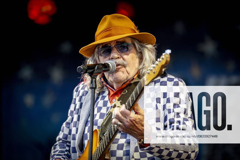 LOCHEM - Front man Bennie Jolink of the Achterhoek band Normaal during a performance at Tractorpulling Lochem. The band is celebrating their 50th anniversary. ANP WOUTER DE WILDE netherlands out - belgium out