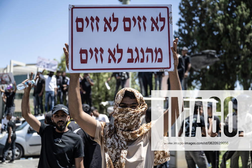 Bilder des Jahres 2025, News 05 Mai People in Beersheba protests against Israel s demolition policies against Arabs in Najaf Desert BEERSHEBA, ISRAEL - MAY 29: Many people gather in front of the Bedouin Settlement Authority to protest the Israeli government s demolition policies against Arabs in the town of Beersheba at the Najaf (Negev) Desert in southern Israel on May 29, 2025. Thousands of people gathered in front of the Bedouin Settlement Authority for a demonstration against the demolitions carried out by Israel in Arab villages and towns in the Najaf region on the grounds that they are unlicensed. Mostafa Alkharouf Anadolu Beersheba Israel. Editorial use only. Please get in touch for any other usage.