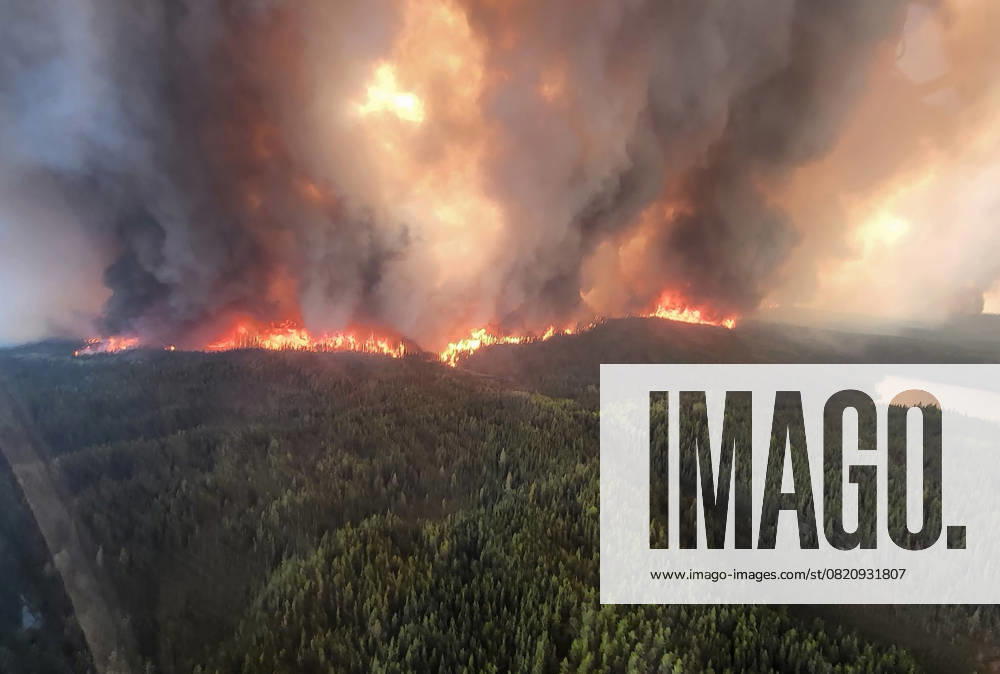 Bilder des Jahres 2025, News 05 Mai (250529) -- MANITOBA, May 29, 2025 -- An aerial drone photo taken on May 27, 2025 shows a wildfire near Sherridon, Manitoba, Canada. Manitoba, one of Canada s three Prairie Provinces, declared on Wednesday a state of emergency due to extreme wildfire conditions and threats. ( Handout via Xinhua) CANADA-MANITOBA-WILDFIRE ManitobaxGovernment