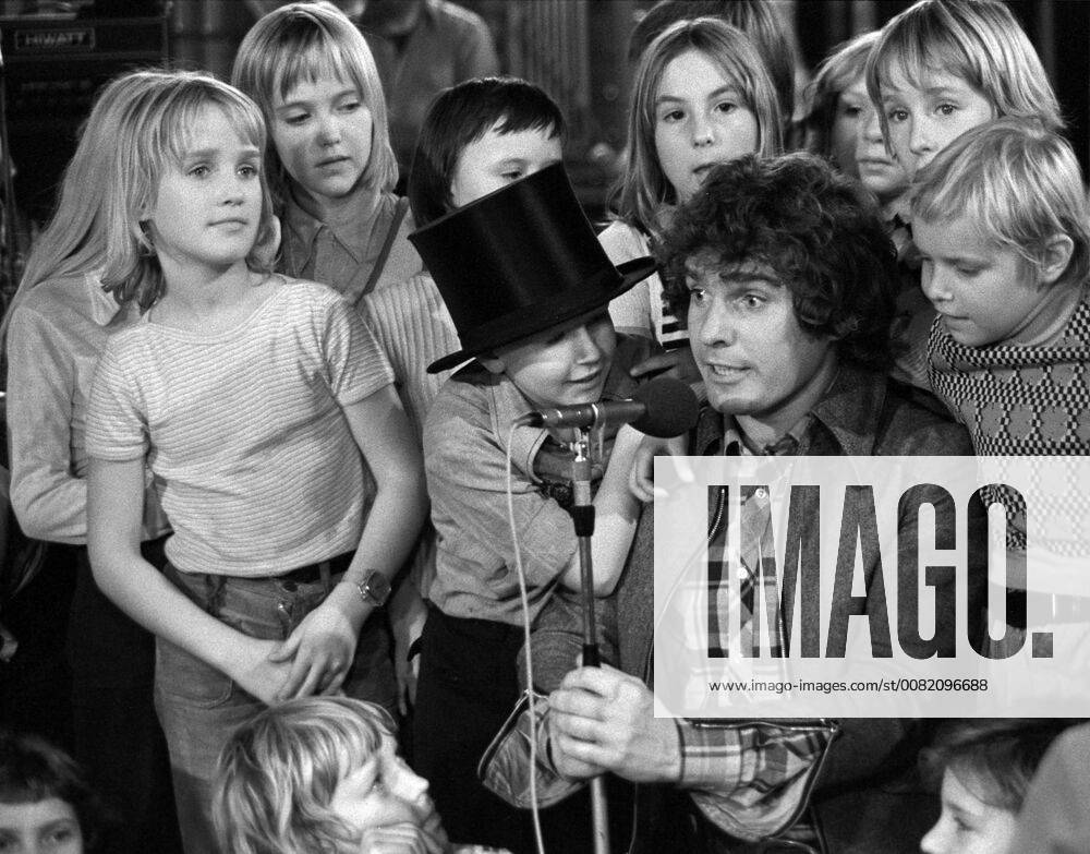 Berlin German Democratic Republic GDR Musician Frank Schoebel sings with a childrens group Songs of the record Come on we paint a sun GDR Berlin German Democratic Republ MR:N