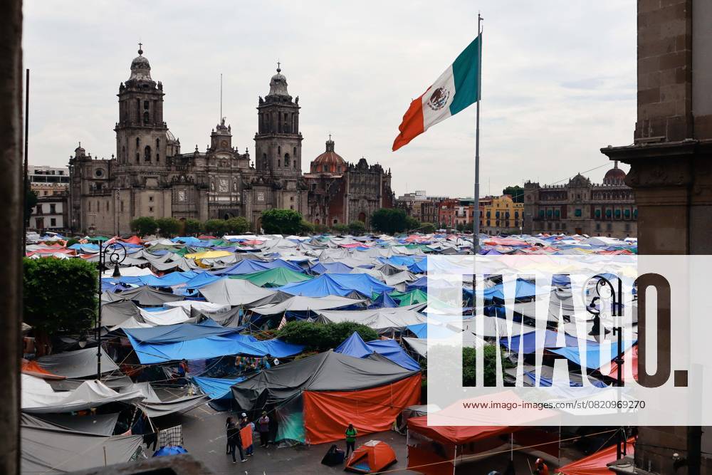 Bilder des Jahres 2025, News 05 Mai Teachers Continue the Sit-In Waiting for a Resolution to Their Demands Teachers of the National Coordination of Education Workers (CNTE), continue their sit-in on tends blocking the main accesses to enter the main square Zocalo, after 14 days without reaching an agreement with the Mexican government. on May 29, 2025 in Mexico City, Mexico. Mexico City CDMX Mexico