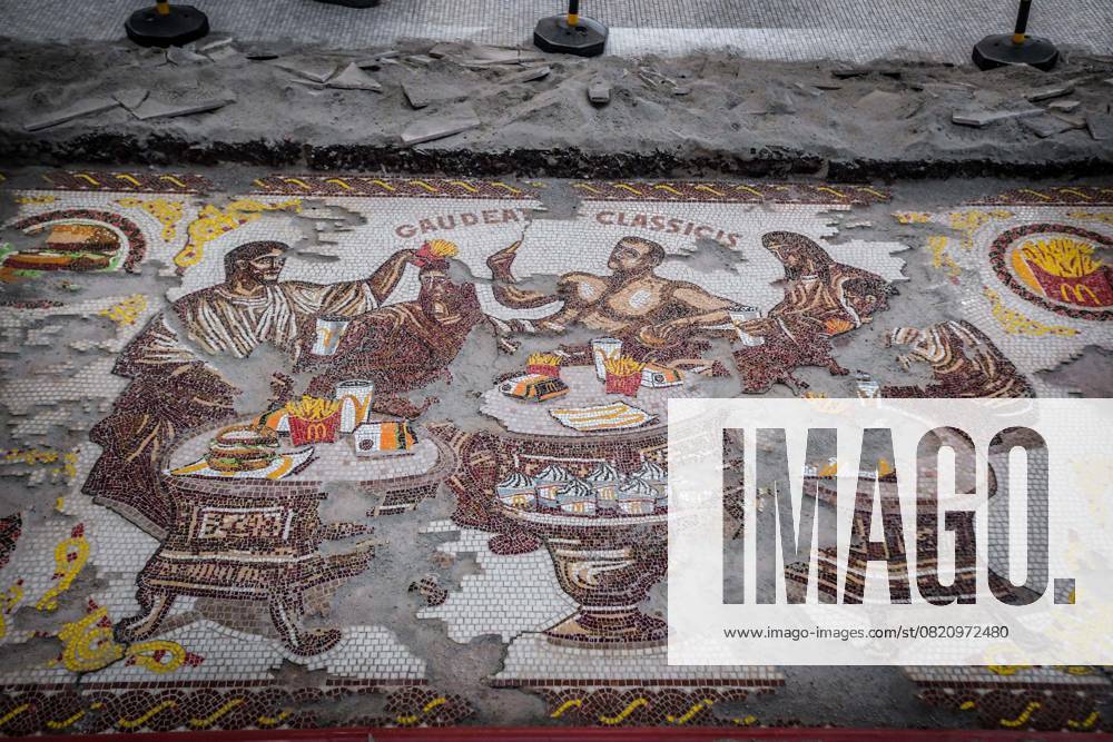 Bilder des Jahres 2025, News 05 Mai **NO WEB AND NEWSPAPERS ONLY FOR ITALY** McDonald s advertising like an archaeological dig at the Galleria Alberto Sordi.