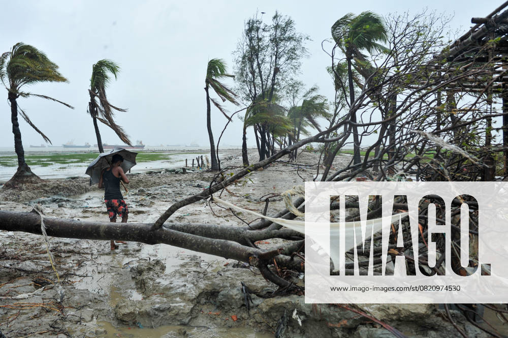 Chittagong, Bangladesh: Coastal erosion and fallen trees mark the trail of Cyclone Shakti in Patenga, as high winds continue to whip through the region. Chittagong Bangladesh - ZUMAr143 20250530_zap_r143_004