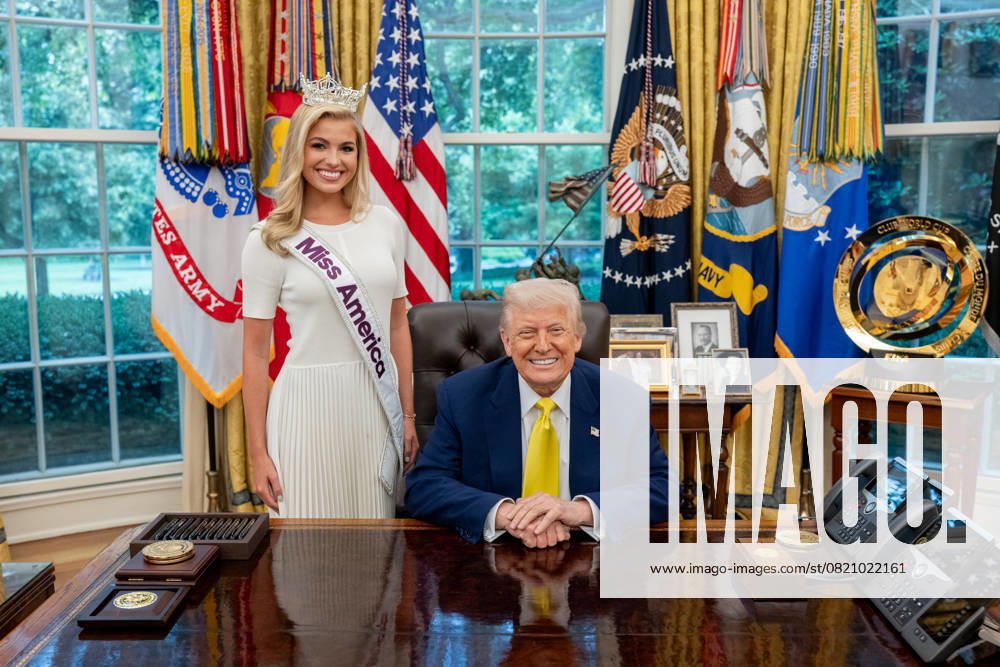 Bilder des Jahres 2025, Entertainment 05 Mai May 29, 2025, Washington, District of Columbia, USA: President DONALD TRUMP meets with Miss America 2025 ABBIE STOCKARD in the Oval Office. Washington USA - ZUMAz03_ 20250529_shc_z03_744