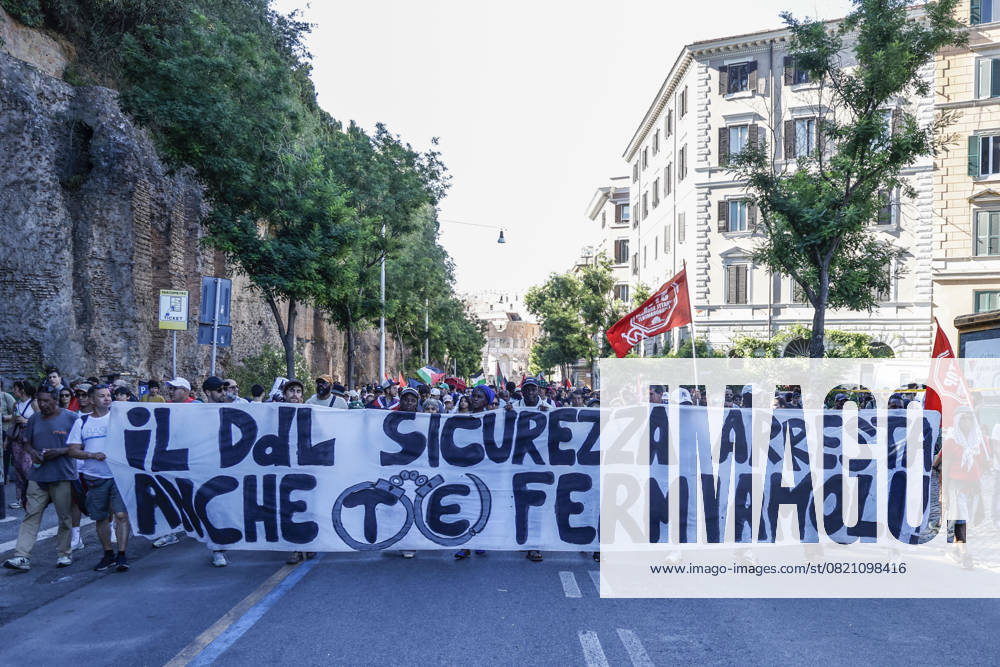 Demonstration against the Italian government s security decree in Rome ROME, ITALY - MAY 31: Protesters attend a demonstration against the Italian government’s security decree in Rome, Italy, on May 31, 2025. Riccardo De Luca Anadolu Rome Italy. Editorial use only. Please get in touch for any other usage.
