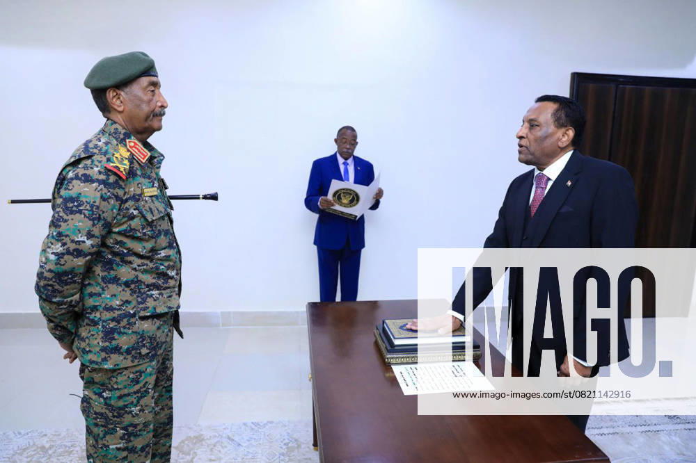 (250601) -- PORT SUDAN, June 1, 2025 -- Kamil Idris (R) takes oath before Abdel Fattah al-Burhan (L), head of Sudan s ruling Transitional Sovereign Council, during the swearing-in ceremony in Port Sudan, eastern Sudan, May 31, 2025. Kamil Idris was sworn in as Sudan s new prime minister on Saturday before Abdel Fattah al-Burhan, head of the country s ruling Transitional Sovereign Council, the council said in a statement. (Photo by Xinhua) (SpotNews)SUDAN-PORT SUDAN-NEW PM-SWEARING-IN IbrahimxAdaroub