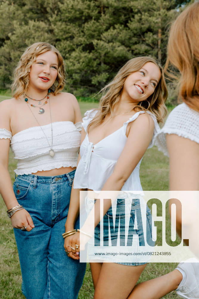 IMAGO Creative, Jahreszeit Sommer, Sommerferien College students wearing denim and white tops holding hands Moscow, Idaho, United States CR_PHZD250529A-1733468-01 ,model released, Symbolfoto