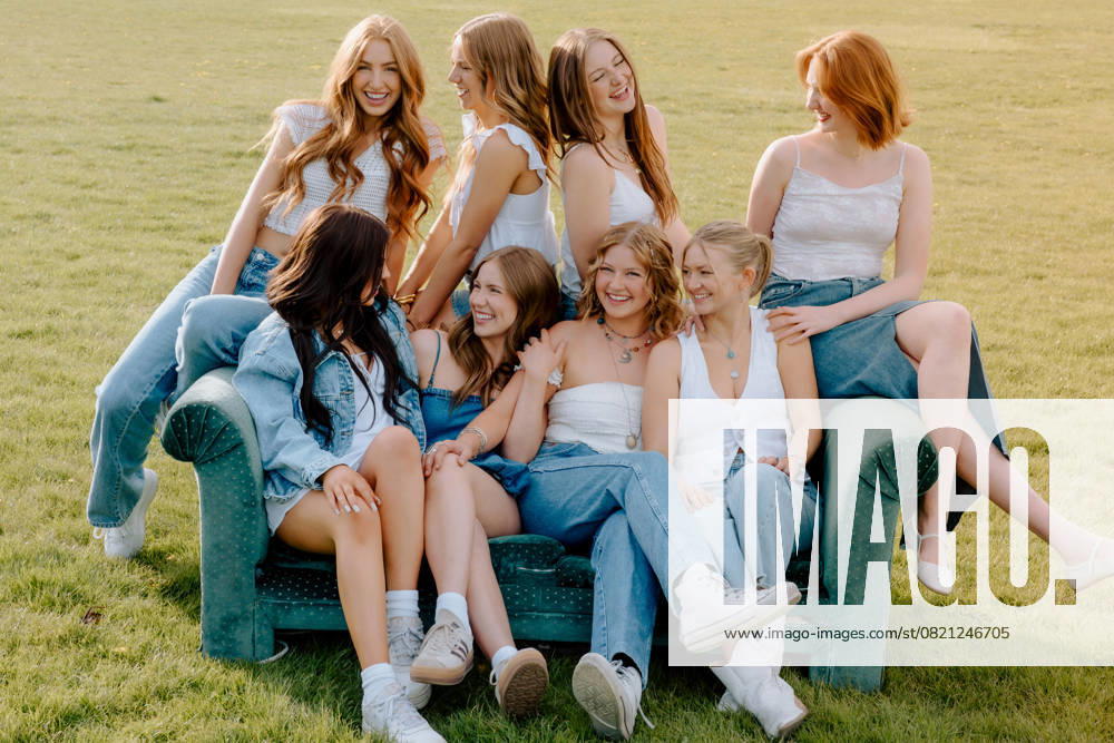 Eight sorority sisters smiling and relaxing on sofa outdoors Moscow, Idaho, United States R_PHZD250529A-1733577-01 ,model released, Symbolfoto