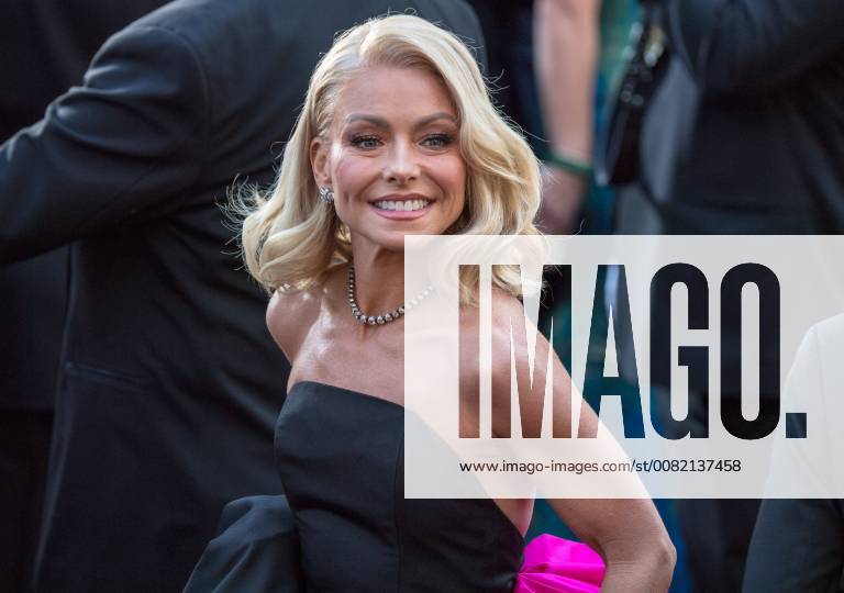 Kelly Ripa arrives on the red carpet of The 90th Oscars® at the Dolby® Theatre in Hollywood, CA on Sunday