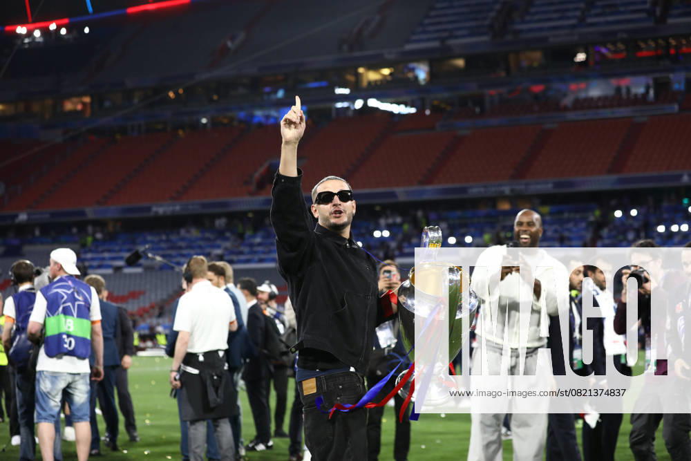 DJ SNAKE of France on the pitch to celebrate with the PSG players after their UEFA 2024 25 Final win over INTER at the Allianz Arena in Munich, Germany Munich Germany - ZUMAc179 20250531_zep_c179_748