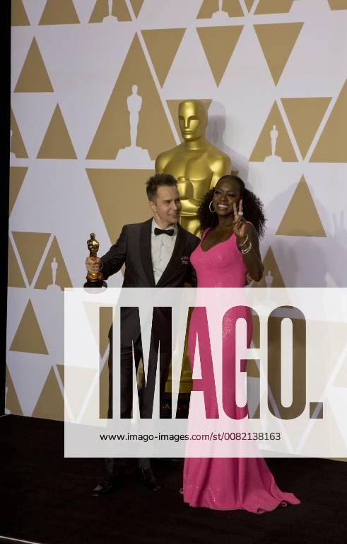 US actor Sam Rockwell (L) celebrates with US actress Viola Davis (R) after wins the Oscar to Best Supporting Actor for Three Billboards Outside Ebbing, Missouri , during the 90th annual Academy Awards ceremony at the Dolby Theatre in Hollywood, California, on 4 March 2018. The Oscars are presented for outstanding individual or collective efforts in 24 categories in filmmaking. 90th annual Academy Awards ceremony !ACHTUNG: NUR REDAKTIONELLE NUTZUNG!