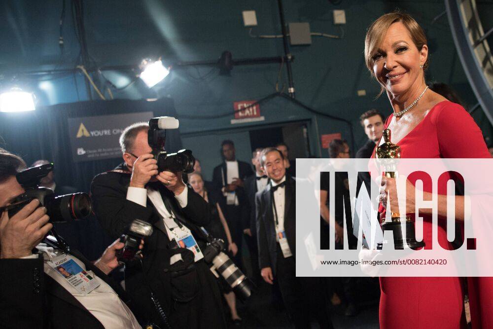 Allison Janney accepts the Oscar for Performance by an actress in a supporting role, for her role in I, Tonya during the live ABC Telecast of The 90th Oscars® at the Dolby® Theatre in Hollywood, CA on Sunday