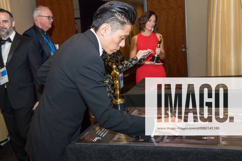 Kazuhiro Tsuji signs a poster backstage with the Oscar for achievement in makeup for work on Darkest Hour during the live ABC Telecast of The 90th Oscars® at the Dolby® Theatre in Hollywood, CA on Sunday