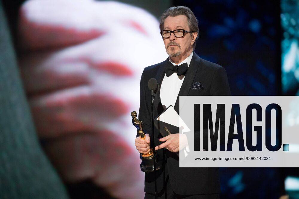 Gary Oldman accepts the Oscar for performance by an actor in a leading role for work on Darkest Hour during the live ABC Telecast of the 90th Oscars® at the Dolby® Theatre in Hollywood, CA on Sunday