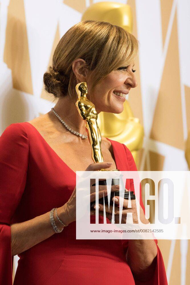 Allison Janney poses backstage with the Oscar for performance by an actress in a supporting role for work on I, Tonya during the live ABC Telecast of The 90th Oscars® at the Dolby® Theatre in Hollywood, CA on Sunday
