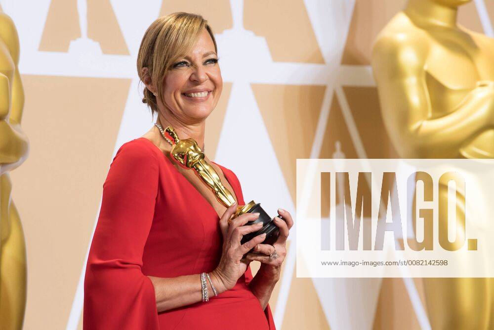 Allison Janney poses backstage with the Oscar for Best Performance by an Actress in a Supporting Role for work on I, Tonya during the live ABC Telecast of The 90th Oscars® at the Dolby® Theatre in Hollywood, CA on Sunday