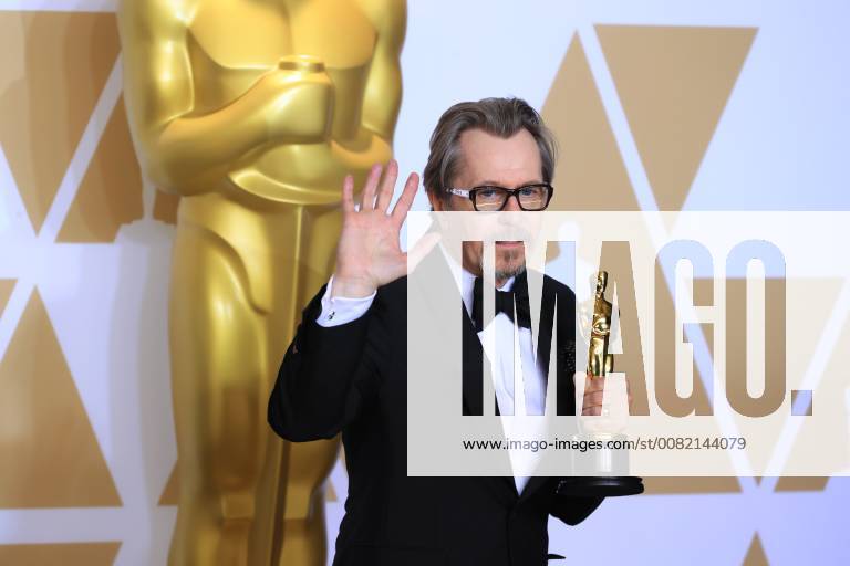 (180305) -- LOS ANGELES, March 5, 2018 -- Actor Gary Oldman poses after winning the Best Actor award for Darkest Hour at press room of the 90th Academy Awards at the Dolby Theater in Los Angeles, the United States, on March 4, 2018. )(yy) U.S.-LOS ANGELES-OSCAR-AWARDS lixying