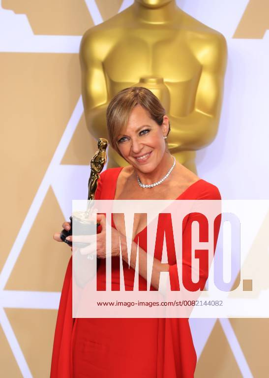 (180305) -- LOS ANGELES, March 5, 2018 -- Actress Allison Janney poses after winning the Best Supporting Actress award for I, Tonya at press room of the 90th Academy Awards at the Dolby Theater in Los Angeles, the United States, on March 4, 2018. )(yy) U.S.-LOS ANGELES-OSCAR-AWARDS lixying
