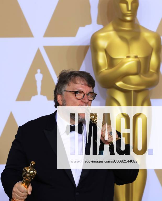 (180305) -- LOS ANGELES, March 5, 2018 -- Director Guillermo del Toro poses after winning the Best Director award and the Best Picture award for The Shape of Water at press room of the 90th Academy Awards at the Dolby Theater in Los Angeles, the United States, on March 4, 2018. )(yy) U.S.-LOS ANGELES-OSCAR-AWARDS lixying