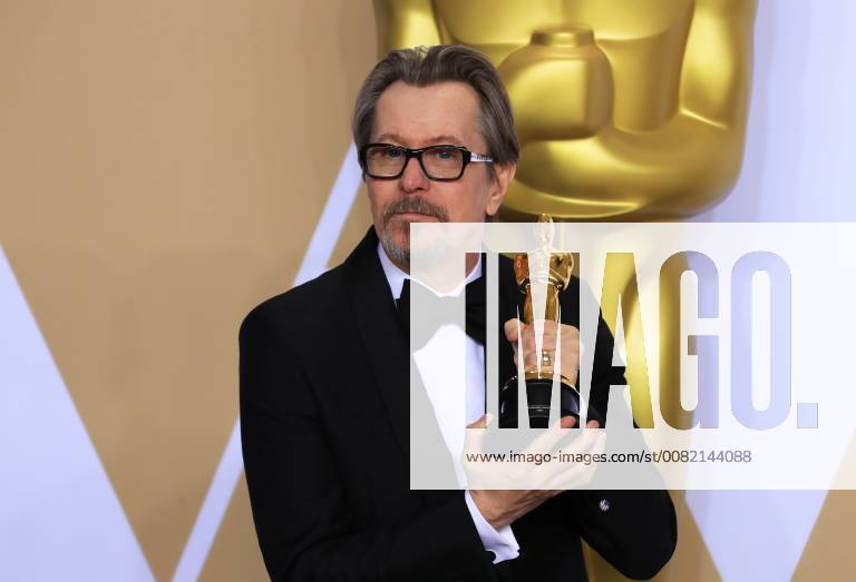 (180305) -- LOS ANGELES, March 5, 2018 -- Actor Gary Oldman poses after winning the Best Actor award for Darkest Hour at press room of the 90th Academy Awards at the Dolby Theater in Los Angeles, the United States, on March 4, 2018. )(gj) U.S.-LOS ANGELES-OSCAR-AWARDS LixYing