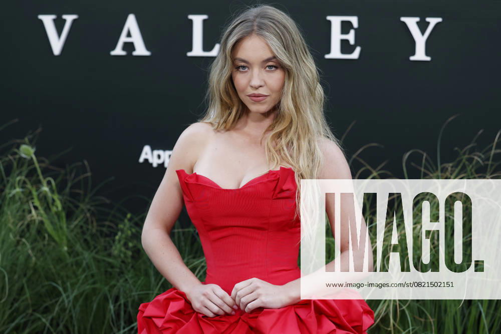 Sydney Sweeney arrives on the red carpet for the Echo Valley New York Premiere at AMC Lincoln Square 13 on June 04, 2025 in New York City. NYP20250604203 JOHNxANGELILLO