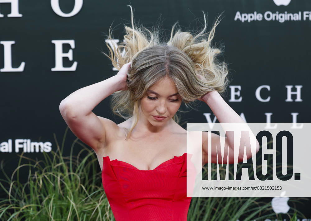 Sydney Sweeney arrives on the red carpet for the Echo Valley New York Premiere at AMC Lincoln Square 13 on June 04, 2025 in New York City. NYP20250604205 JOHNxANGELILLO
