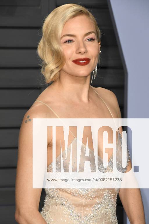 2018 Vanity Fair Oscar Party a Los Angeles. 04 March 2018 - Los Angeles, California - Sienna Miller. 2018 Vanity Fair Oscar Party following the 90th Academy Awards held at the Wallis Annenberg Center for the Performing Arts. Photo Credit: Birdie Thompson AdMedia 224702 2018-03-04 CA Los Angeles Etats-Unis