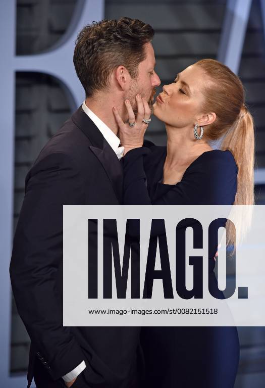 Amy Adams (R) kisses her husband Darren Le Gallo as they arrive for the Vanity Fair Oscar Party at the Wallis Annenberg Center for the Performing Arts in Beverly Hills, California on March 4, 2018. LAP201803043045 CHRISTINExCHEW