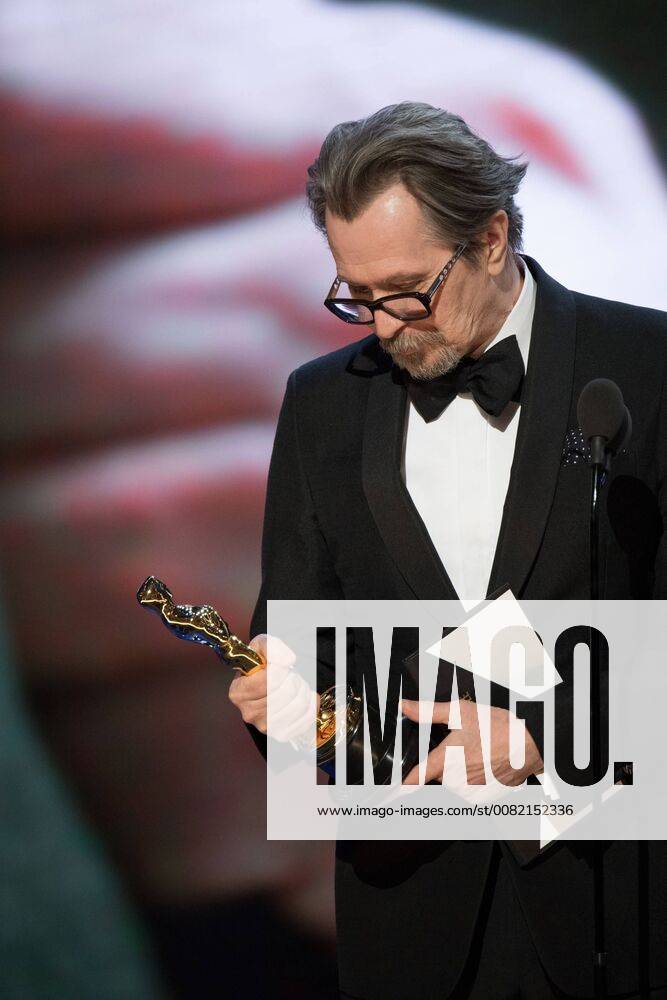 Gary Oldman accepts the Oscar for performance by an actor in a leading role for work on Darkest Hour during the live ABC Telecast of the 90th Oscars® at the Dolby® Theatre in Hollywood, CA on Sunday