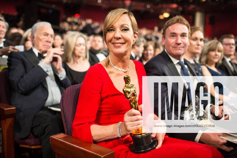 Allison Janney poses with the Oscar for performance by an actress in a supporting role for work on I, Tonya during the live ABC Telecast of The 90th Oscars® at the Dolby® Theatre in Hollywood, CA on Sunday