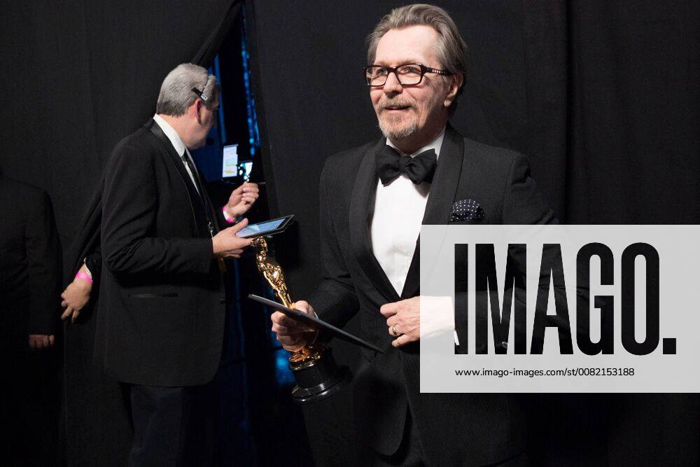 OSCARS. Bester Hauptdarsteller. Preisträger 2011-2020 Gary Oldman poses backstage with the Oscar for performance by an actor in a leading role, for work on Darkest Hour during the live ABC Telecast of The 90th Oscars® at the Dolby® Theatre in Hollywood, CA on Sunday