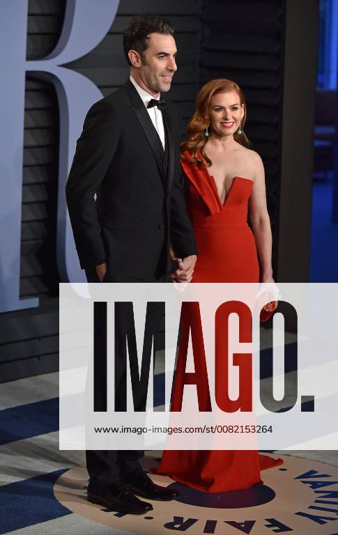 Isla Fisher (R) and Sacha Baron Cohen arrive for the Vanity Fair Oscar Party at the Wallis Annenberg Center for the Performing Arts in Beverly Hills, California on March 4, 2018. LAP201803043068 CHRISTINExCHEW