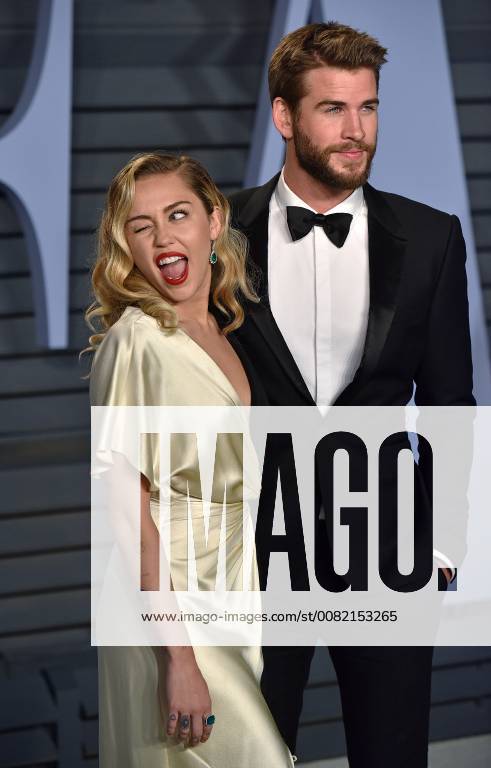 Miley Cyrus (L) and Liam Hemsworth arrive for the Vanity Fair Oscar Party at the Wallis Annenberg Center for the Performing Arts in Beverly Hills, California on March 4, 2018. LAP201803043088 CHRISTINExCHEW