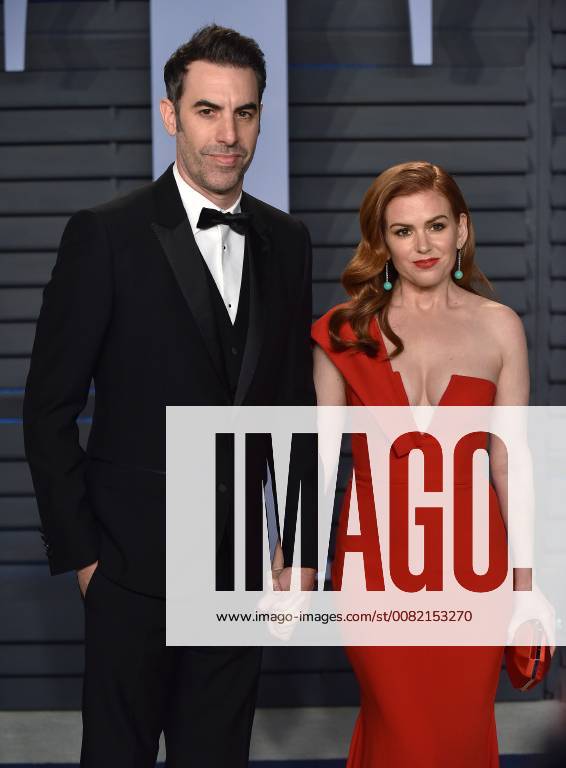 Isla Fisher (R) and Sacha Baron Cohen arrive for the Vanity Fair Oscar Party at the Wallis Annenberg Center for the Performing Arts in Beverly Hills, California on March 4, 2018. LAP201803043070 CHRISTINExCHEW