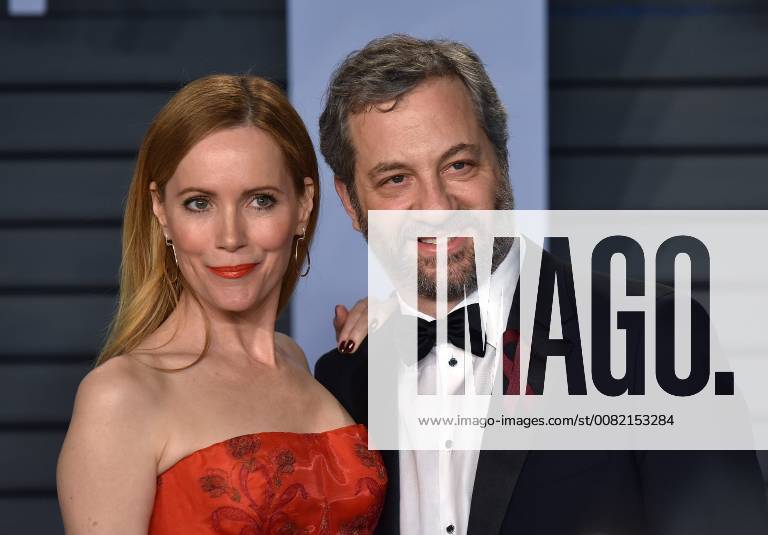 Judd Apatow (R) and his wife Leslie Mann arrive for the Vanity Fair Oscar Party at the Wallis Annenberg Center for the Performing Arts in Beverly Hills, California on March 4, 2018. LAP201803043078 CHRISTINExCHEW