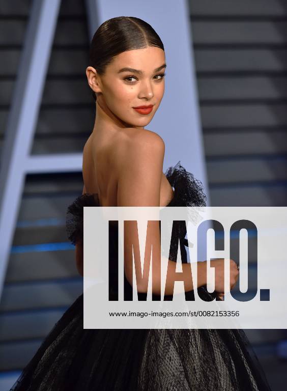 Hailee Steinfeld arrives for the Vanity Fair Oscar Party at the Wallis Annenberg Center for the Performing Arts in Beverly Hills, California on March 4, 2018. LAP201803043086 CHRISTINExCHEW