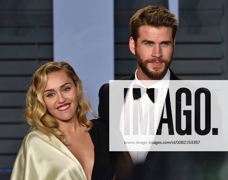 Miley Cyrus (L) and Liam Hemsworth arrive for the Vanity Fair Oscar Party at the Wallis Annenberg Center for the Performing Arts in Beverly Hills, California on March 4, 2018. LAP201803043090 CHRISTINExCHEW
