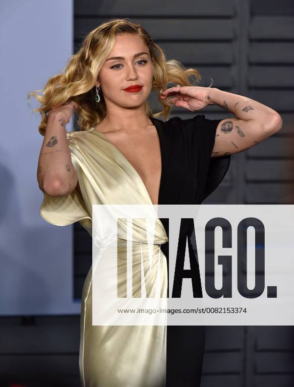 Miley Cyrus arrives for the Vanity Fair Oscar Party at the Wallis Annenberg Center for the Performing Arts in Beverly Hills, California on March 4, 2018. LAP201803043089 CHRISTINExCHEW
