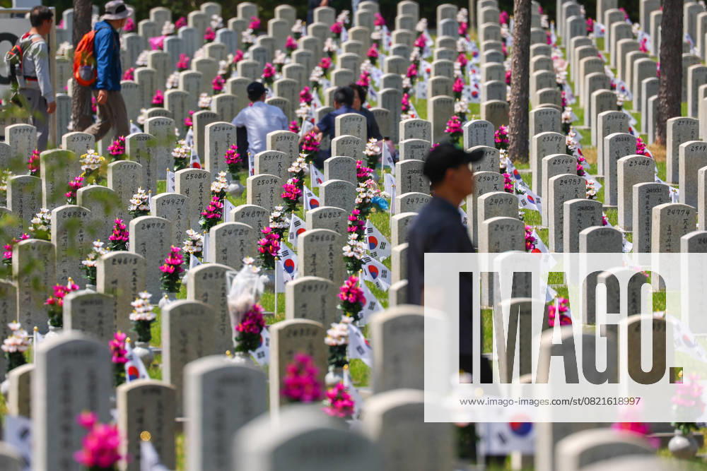 KW23 Memorial Day in South Korea 2025 SEOUL, SOUTH KOREA - JUNE 06: People visit the Seoul National Cemetery on the Memorial Day, to commemorate their relatives who died in battles, in Seoul, South Korea, on June 06, 2025. The Memorial Day, or Hyeonchungil locally, is an annual public holiday for commemorating Koreans who sacrificed their lives in wars especially during the Korean War between 1950 and 1953, and those killed during the Vietnam War. Recently, the newly sworn president Lee Jae-Myung has pledged to seek peace with North Korea. Daniel Ceng Anadolu Seoul South Korea. Editorial use only. Please get in touch for any other usage.