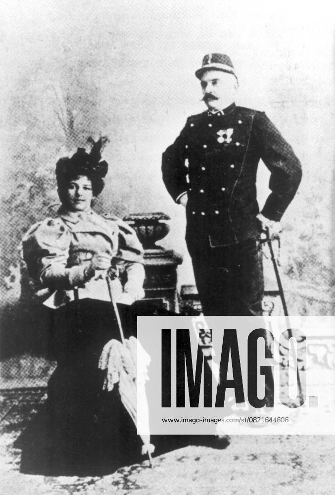 Mata Hari Spy, Courtesan, Exotic ones Dancer 1876 1917 at 1900, Paris, France the Dutch Exotic ones Dancer and Courtesan Mata Hari at Picture with their Husband, a Dutch Naval Officer Rudolf Macleod Mata Hari was the stage name from Ma