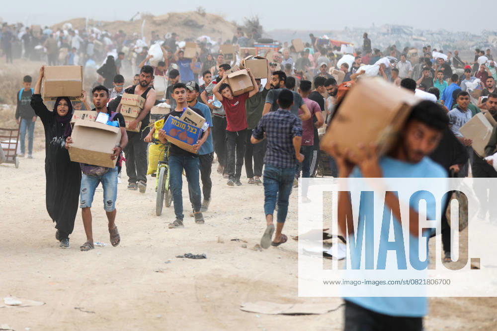 Palestinians flock to aid distribution in Netzarim Corridor GAZA CITY, GAZA - JUNE 08: Palestinians flock to the aid distribution point in the Netzarim Corridor in the central Gaza Strip on June 8, 2025. Palestinians, who had been under an Israeli blockade for months, returned home with the small amount of aid they were able to receive. Moiz Salhi Anadolu Gaza Gaza. Editorial use only. Please get in touch for any other usage.