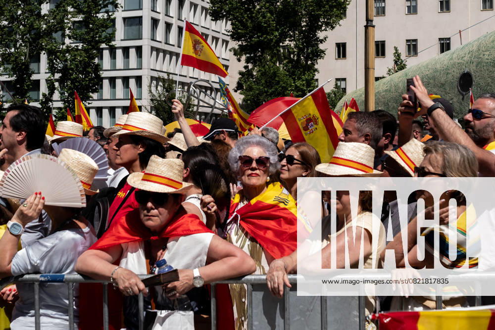 Thousands join anti-government protest in Madrid MADRID, SPAIN - JUNE 8: Massive demonstration is held in Plaza de Espana, led by Alberto Nunez Feijoo, leader of the conservative Popular Party (Partido Popular), against the government of President Pedro Sanchez, demanding his resignation over alleged corruption scandals involving his relatives and close political allies, in Madrid, Spain on June 8, 2025. Diego Radames Anadolu Madrid Spain. Editorial use only. Please get in touch for any other usage.