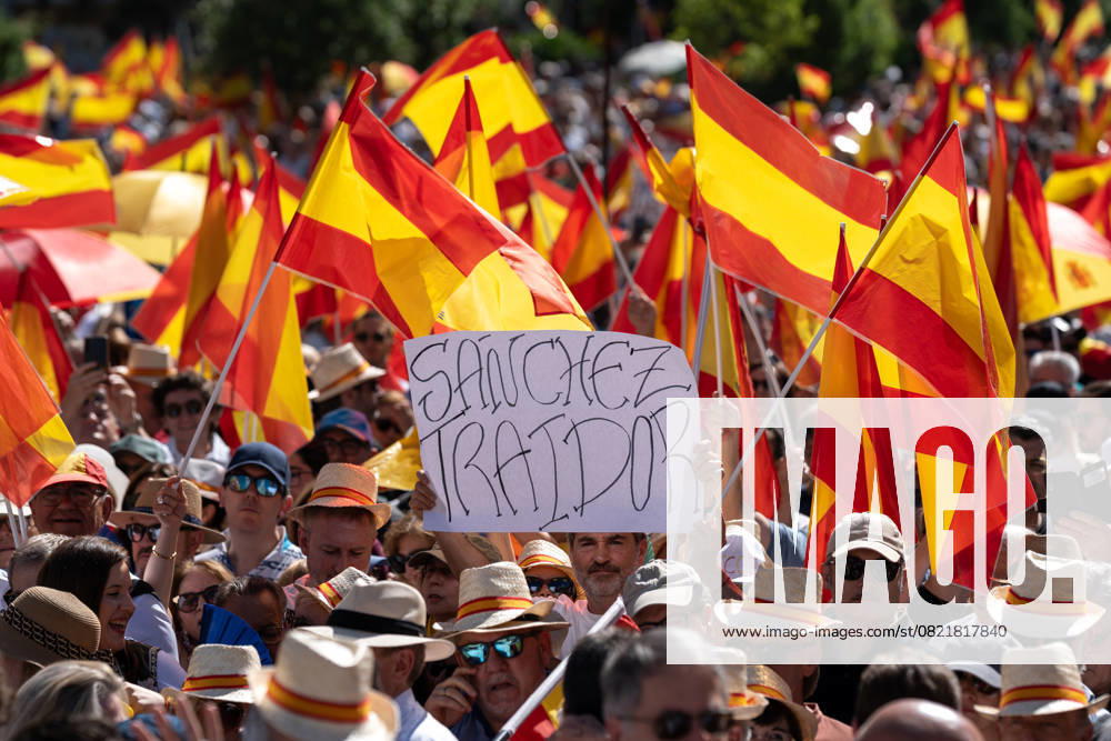 Thousands join anti-government protest in Madrid MADRID, SPAIN - JUNE 8: Massive demonstration is held in Plaza de Espana, led by Alberto Nunez Feijoo, leader of the conservative Popular Party (Partido Popular), against the government of President Pedro Sanchez, demanding his resignation over alleged corruption scandals involving his relatives and close political allies, in Madrid, Spain on June 8, 2025. Diego Radames Anadolu Madrid Spain. Editorial use only. Please get in touch for any other usage.