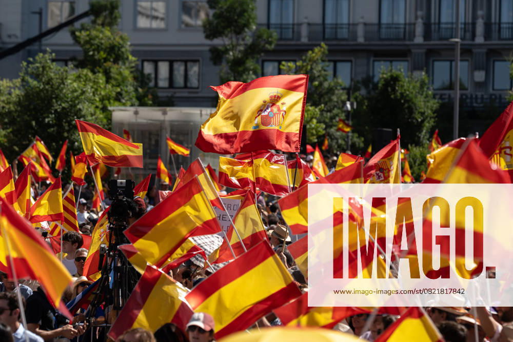 Thousands join anti-government protest in Madrid MADRID, SPAIN - JUNE 8: Massive demonstration is held in Plaza de Espana, led by Alberto Nunez Feijoo, leader of the conservative Popular Party (Partido Popular), against the government of President Pedro Sanchez, demanding his resignation over alleged corruption scandals involving his relatives and close political allies, in Madrid, Spain on June 8, 2025. Diego Radames Anadolu Madrid Spain. Editorial use only. Please get in touch for any other usage.