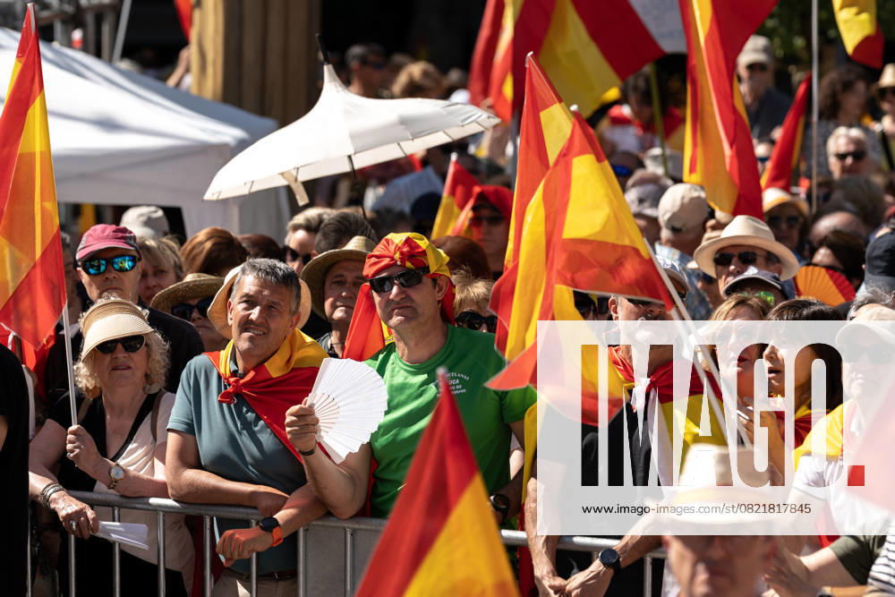 Thousands join anti-government protest in Madrid MADRID, SPAIN - JUNE 8: Massive demonstration is held in Plaza de Espana, led by Alberto Nunez Feijoo, leader of the conservative Popular Party (Partido Popular), against the government of President Pedro Sanchez, demanding his resignation over alleged corruption scandals involving his relatives and close political allies, in Madrid, Spain on June 8, 2025. Diego Radames Anadolu Madrid Spain. Editorial use only. Please get in touch for any other usage.